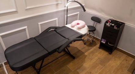 Sala de tratamientos en Glowbar Beauty House and Spa, Ciudad de México, Ciudad de México, MX. Mesa y silla cómodas.