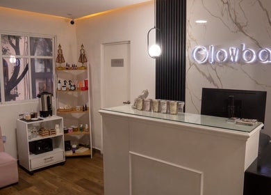 Recepción en Glowbar Beauty House and Spa, Ciudad de México, MX, mostrando un elegante mostrador blanco.