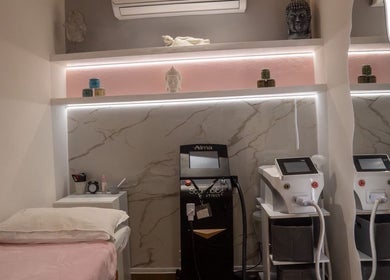 Sala de tratamiento en Glowbar Beauty House and Spa, Ciudad de México, con modernas máquinas láser y decoración elegante.