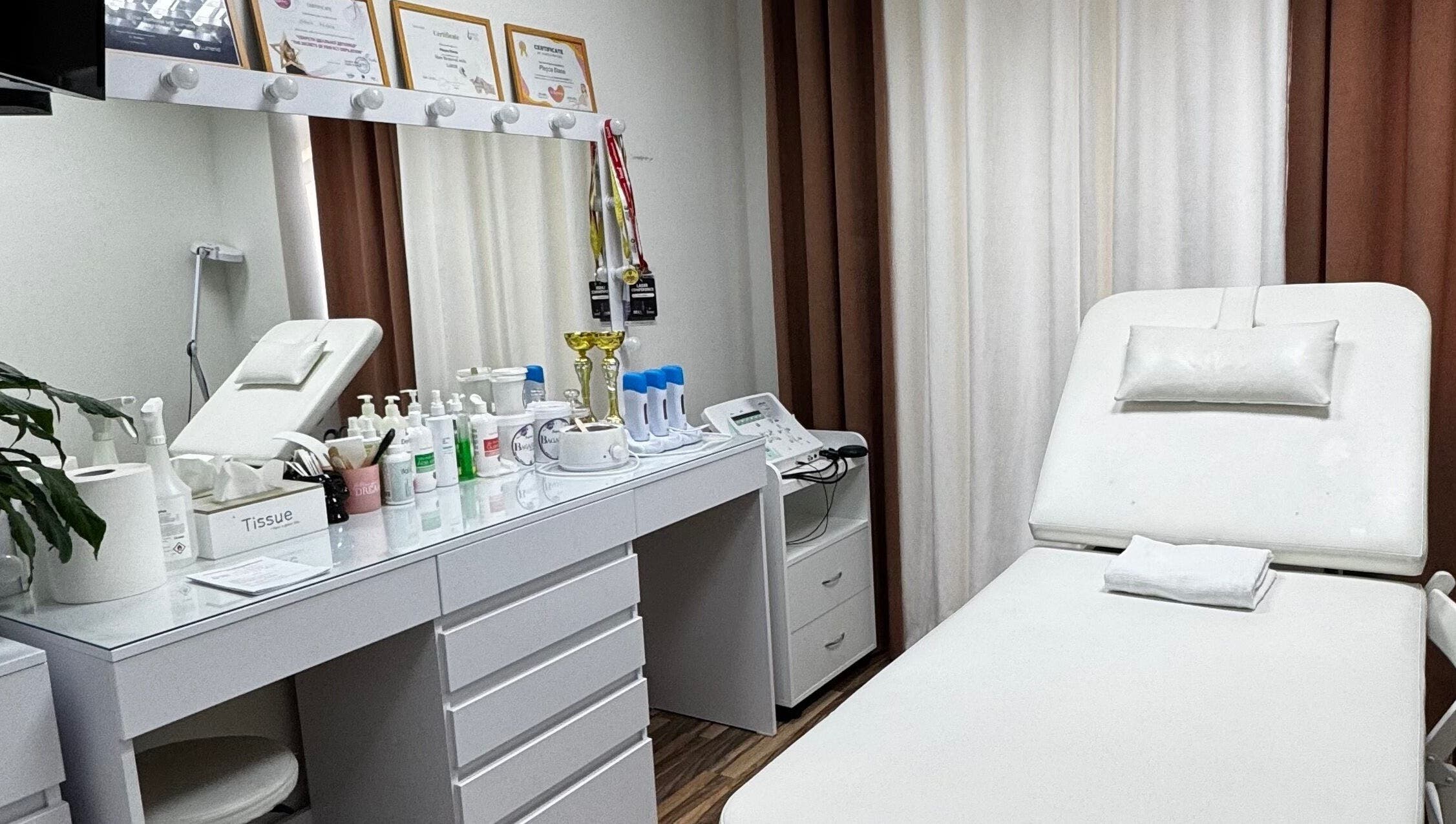 Interior modern Perfect Skin, Chișinău, MD, cu masă tratamente și produse cosmetice.