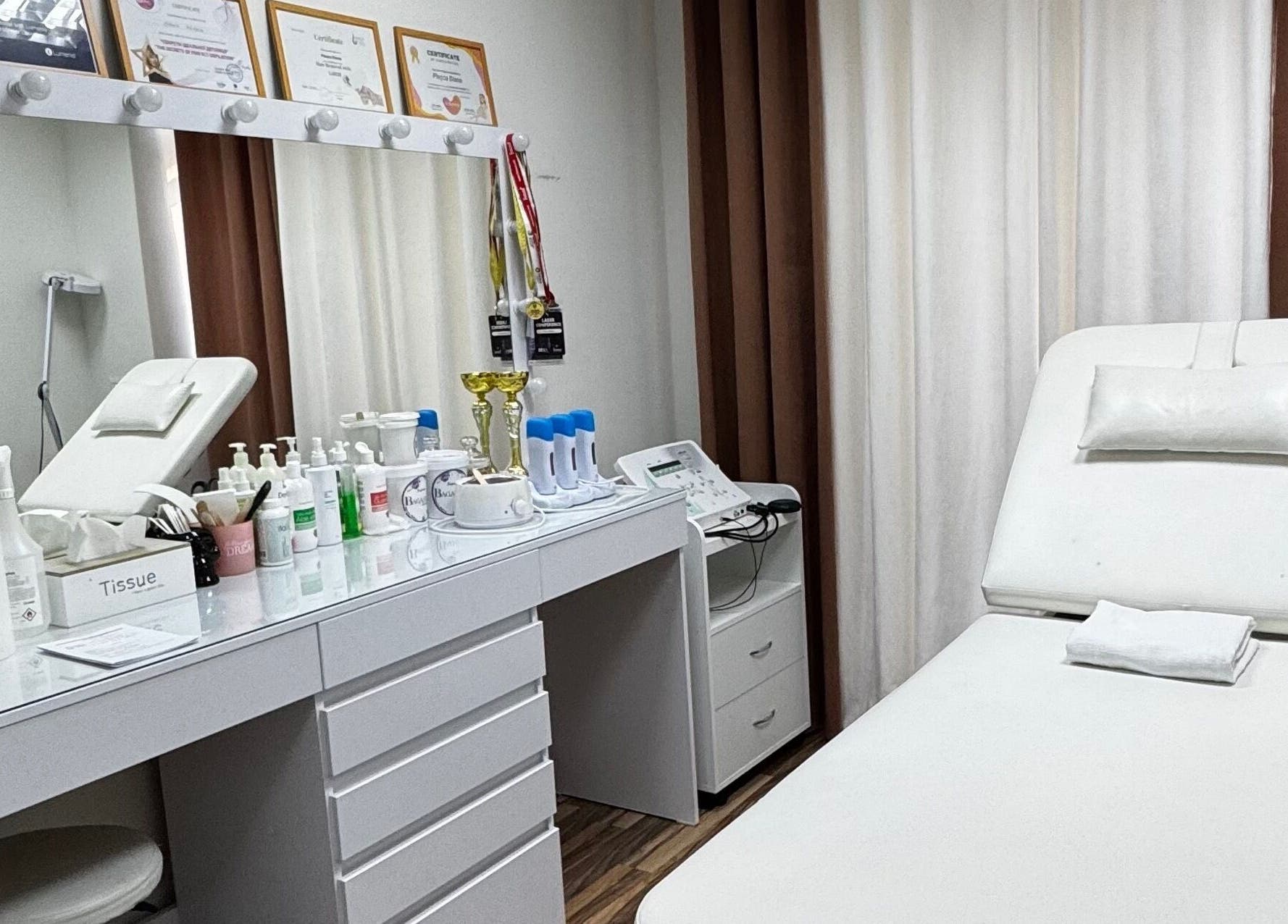 Interior modern Perfect Skin, Chișinău, MD, cu masă tratamente și produse cosmetice.