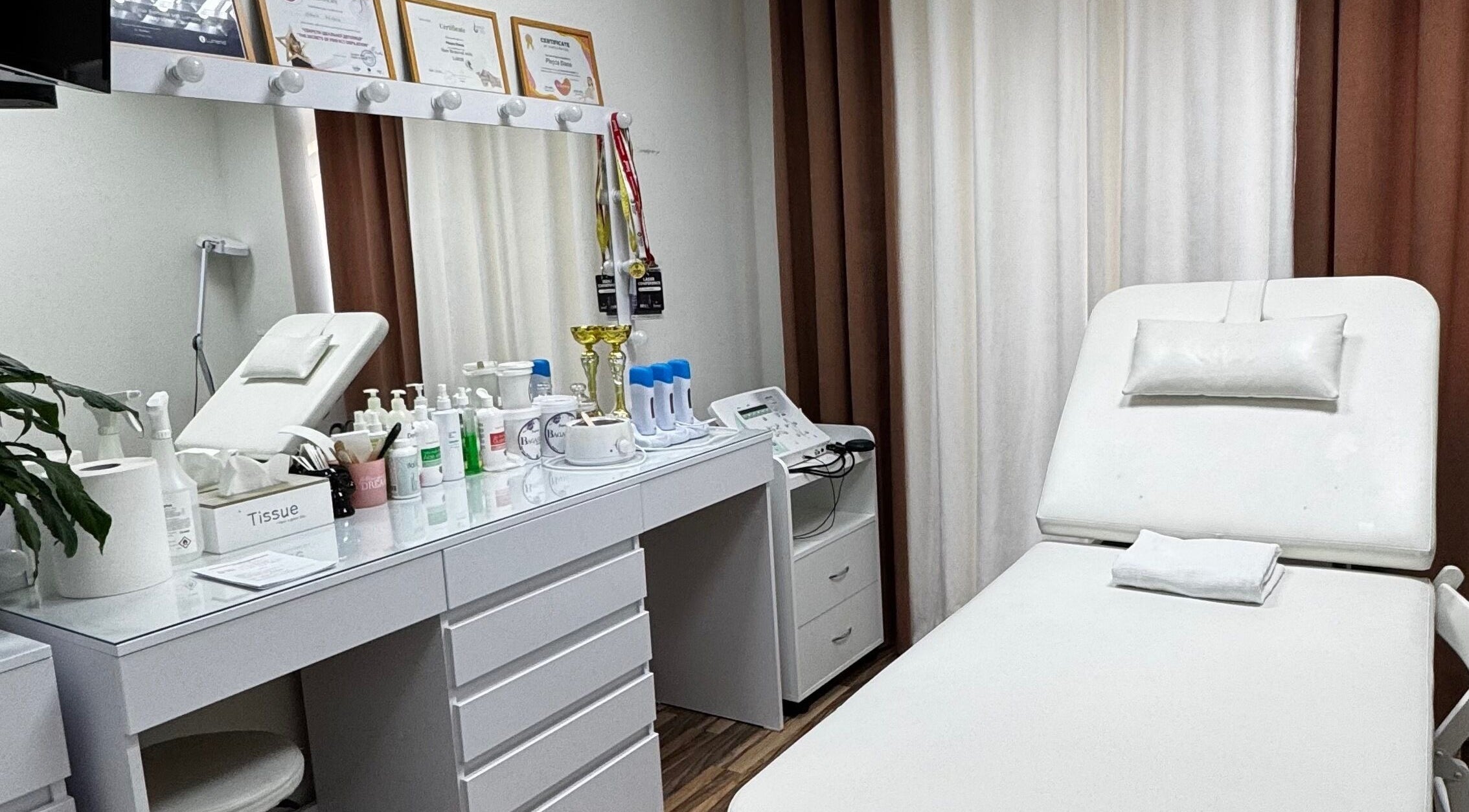 Interior modern Perfect Skin, Chișinău, MD, cu masă tratamente și produse cosmetice.