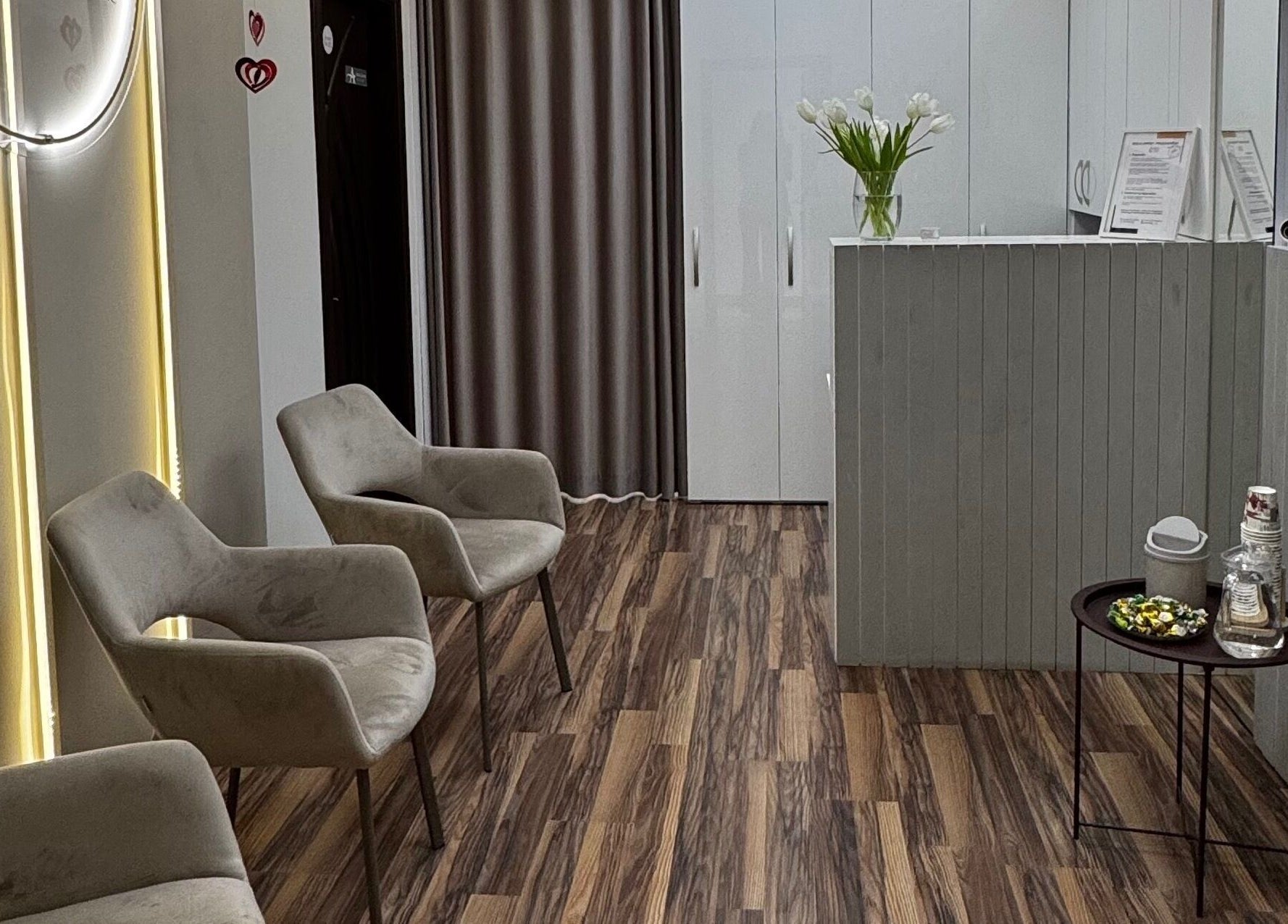 Recepția elegantă de la Perfect Skin, Chișinău, Chișinău, MD, cu scaune confortabile și decor modern.