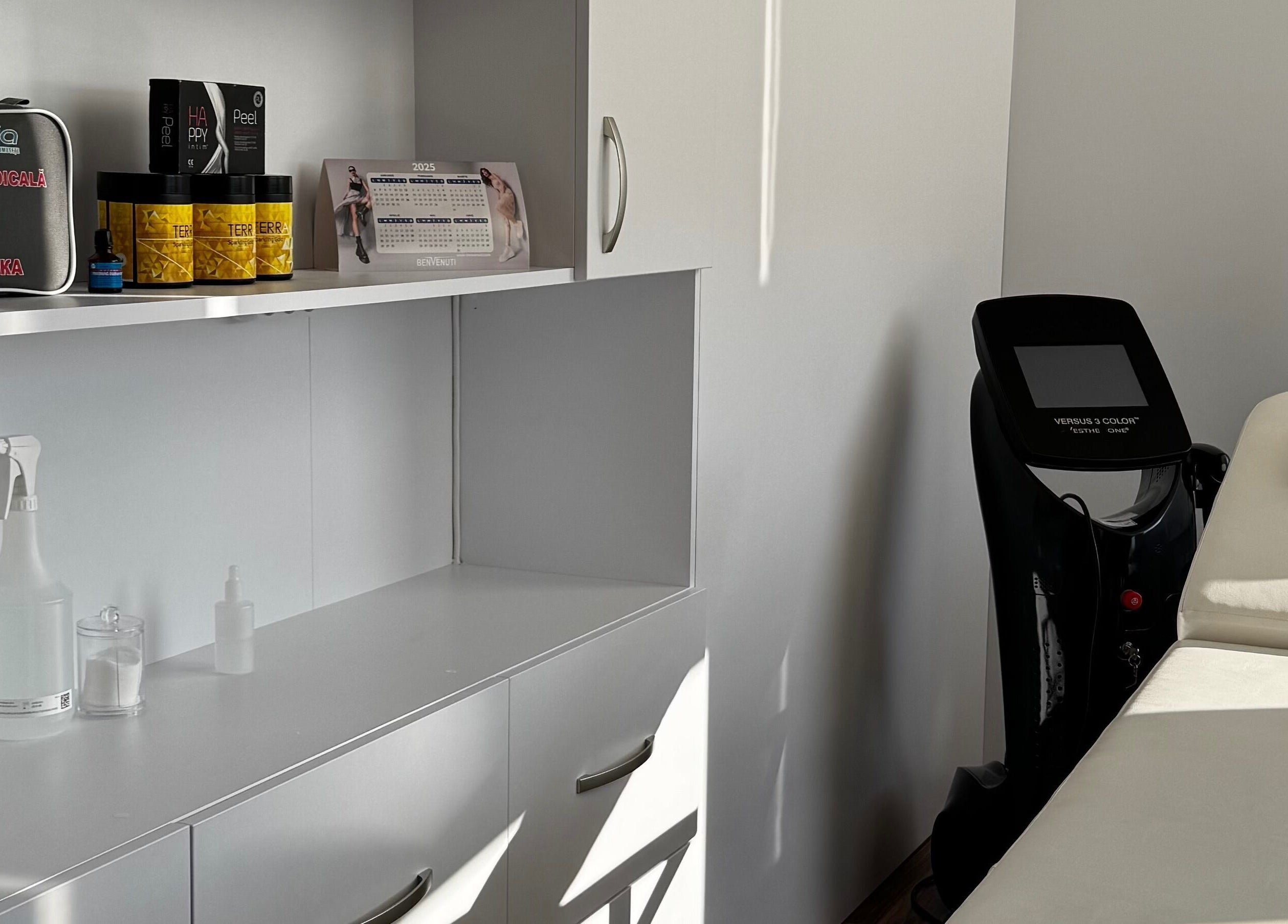 Interior modern al Perfect Skin, Chișinău, Chișinău, MD, cu echipamente estetice și produse de îngrijire.