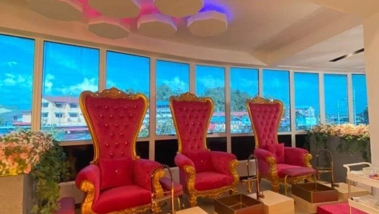 Luxurious seating at Sweet Pinky Beauty House in KUALA TERENGGANU, TERENGGANU, MY, offering regal beauty services.