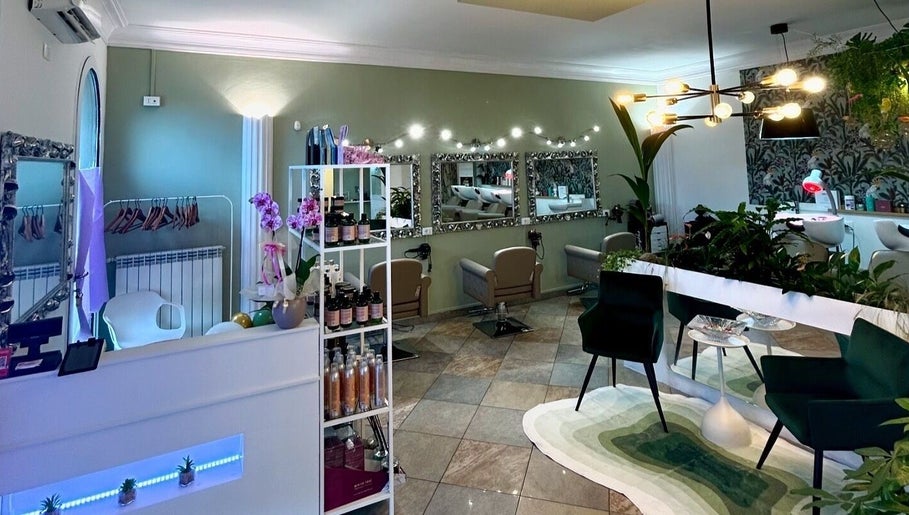 Interno elegante di ID Parrucchieri a Capannoli, Toscana, IT con arredi moderni e piante verdi.