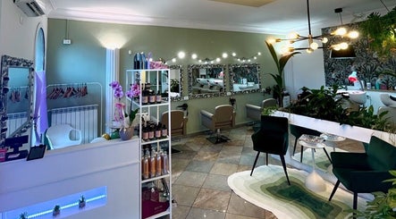 Interno elegante di ID Parrucchieri a Capannoli, Toscana, IT con arredi moderni e piante verdi.