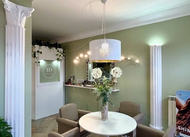 Interno di ID Parrucchieri a Capannoli, Toscana, IT con sedie moderne e decorazioni eleganti.