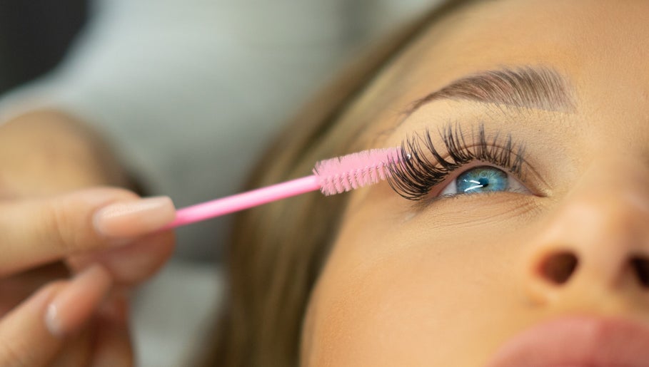 Detaljeret vippestyling hos DazzleLashes i København, Denmark, DK, der fremhæver skønheden i forlængede vipper.