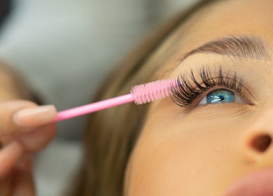 Detaljeret vippestyling hos DazzleLashes i København, Denmark, DK, der fremhæver skønheden i forlængede vipper.