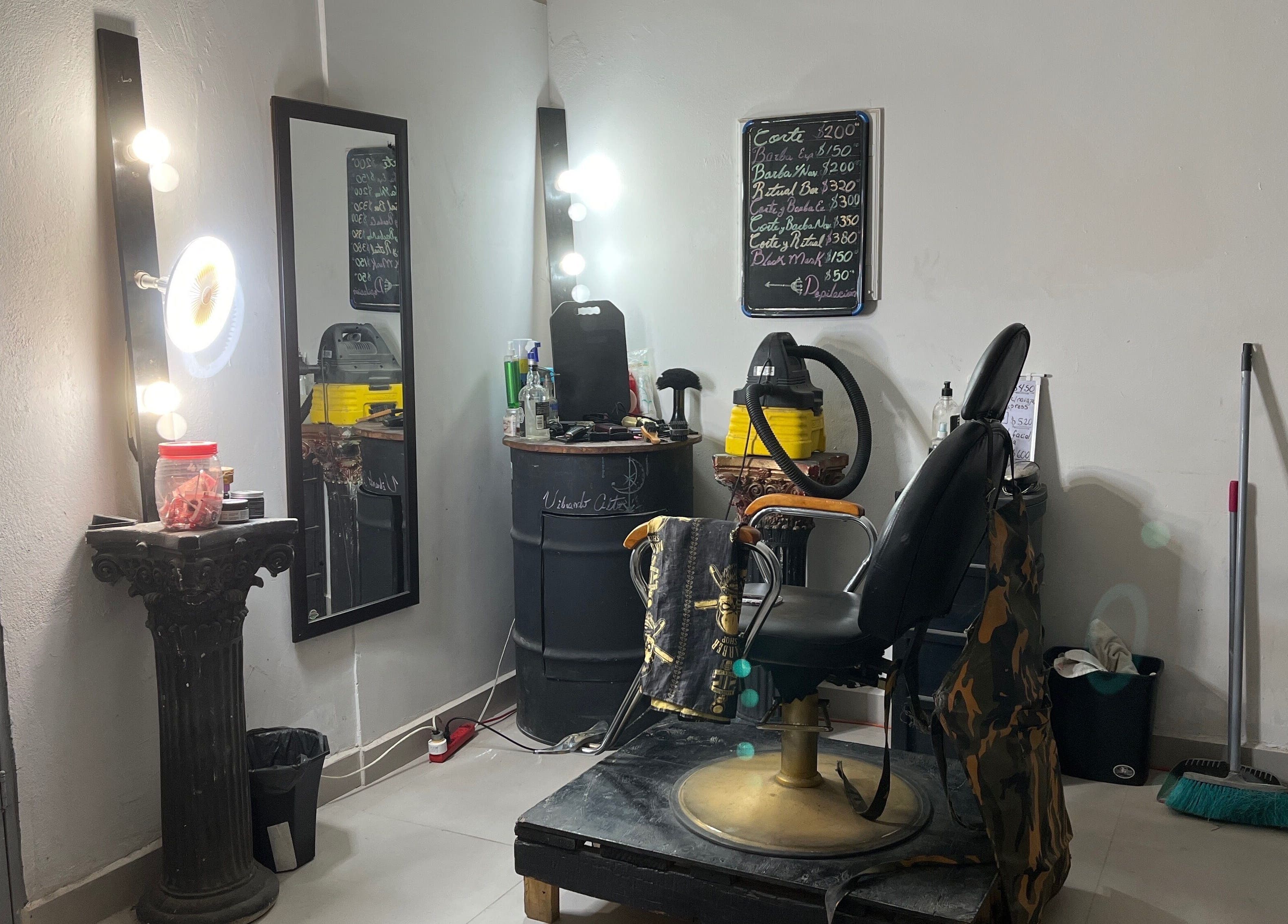 Interior acogedor de Yisus Style Barberia en Monterrey, Nuevo León, MX con silla y espejo iluminado.