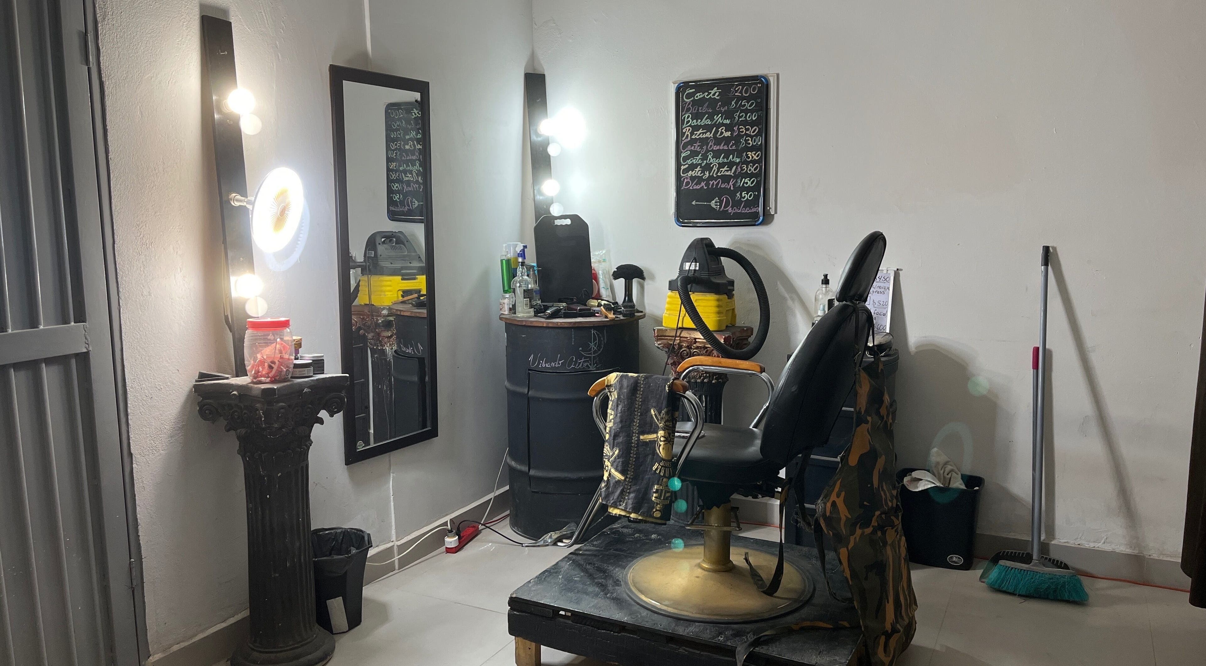 Interior acogedor de Yisus Style Barberia en Monterrey, Nuevo León, MX con silla y espejo iluminado.