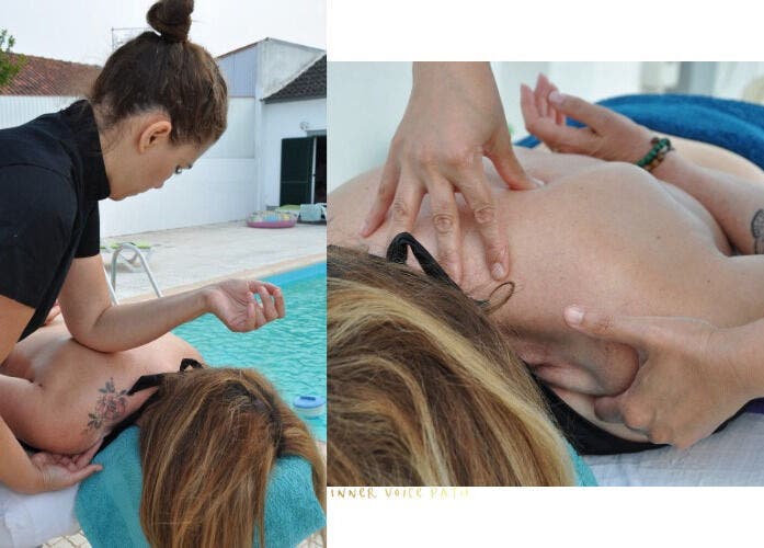 Massagem relaxante na piscina do RivaJazz - The Inner Voice Path® em Arrentela, Setúbal, PT.