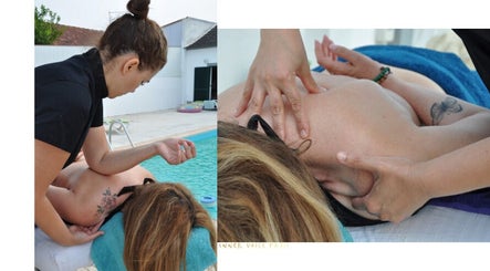 Massagem relaxante na piscina do RivaJazz - The Inner Voice Path® em Arrentela, Setúbal, PT.