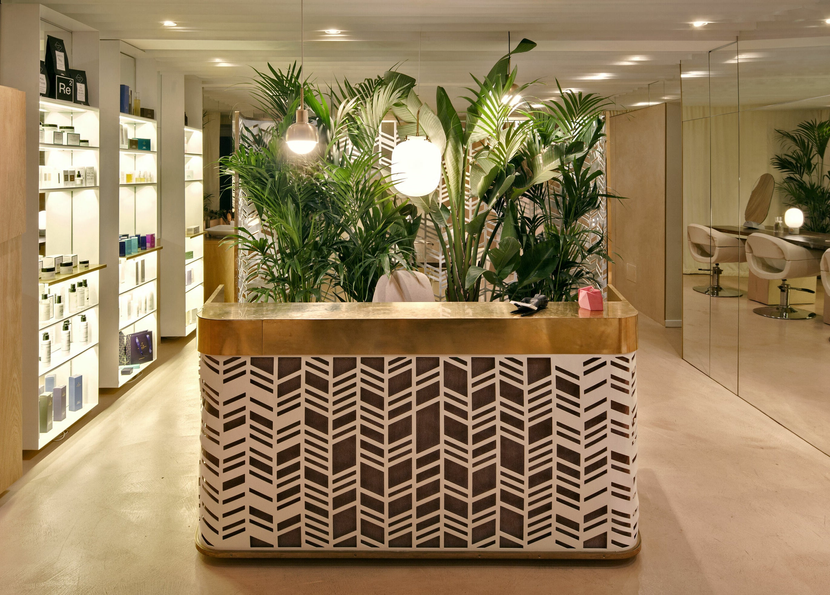 Reception area with plants at Ida Spa Dorobanti, București, București, RO, offering a calming atmosphere.