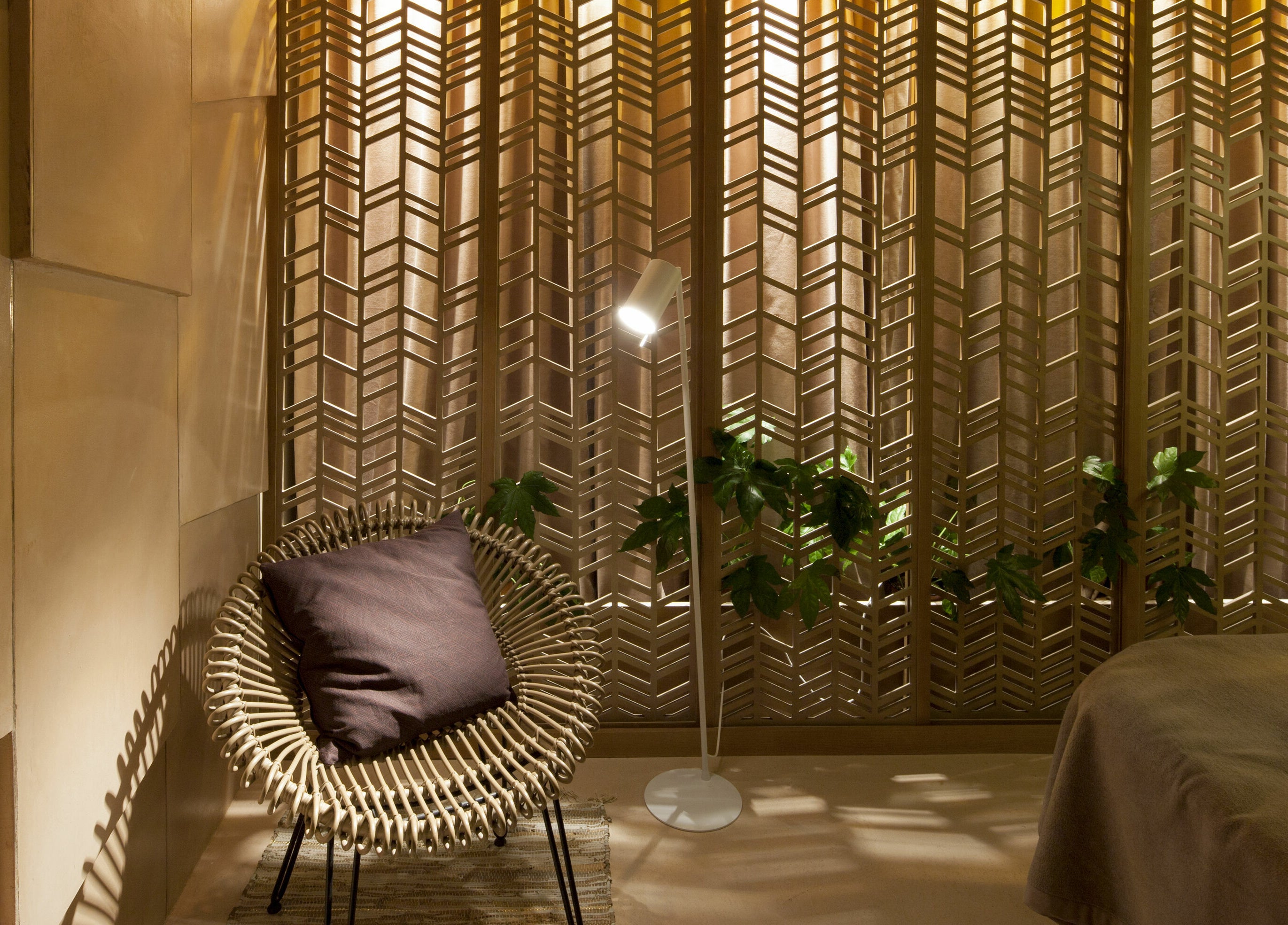 Cozy corner with chair and plant at Ida Spa Dorobanti in București, București, RO.