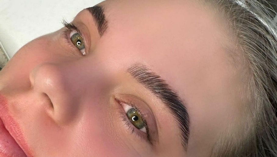 Embossed Brows slika 1