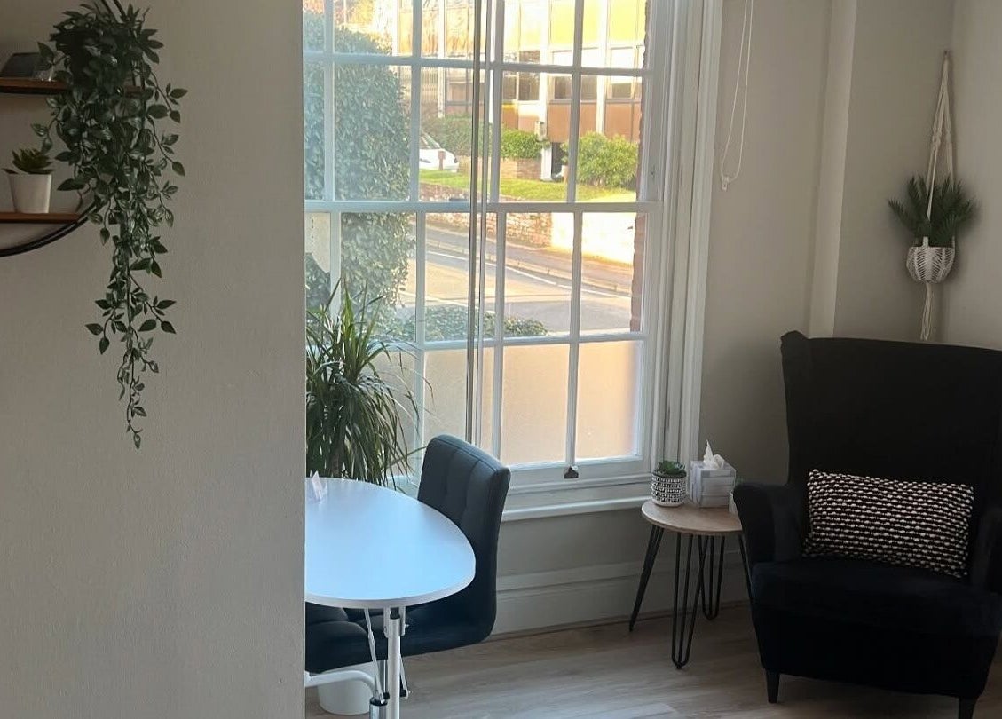 Cozy seating and greenery at Victoria Alice Brows, Newbury, England, GB, offering a tranquil beauty experience.