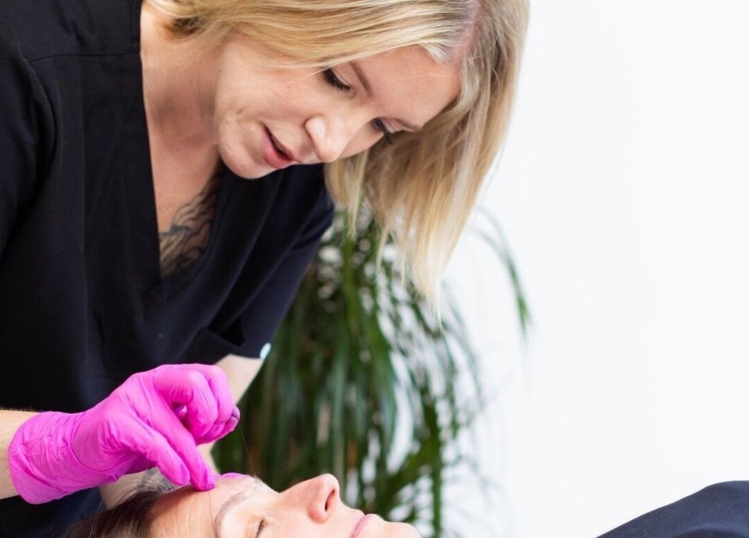 Technician perfects eyebrows at Victoria Alice Brows, Newbury, England, GB. Personalized beauty treatment.
