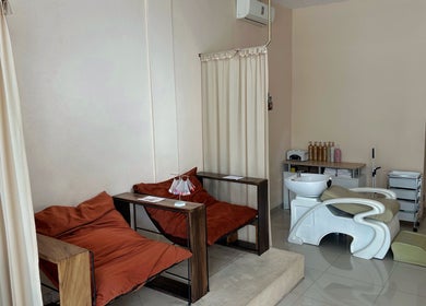 Cozy seating and hair washing area at Byron Beauty Lounge, Bali, Bali, ID, designed for relaxation and comfort.