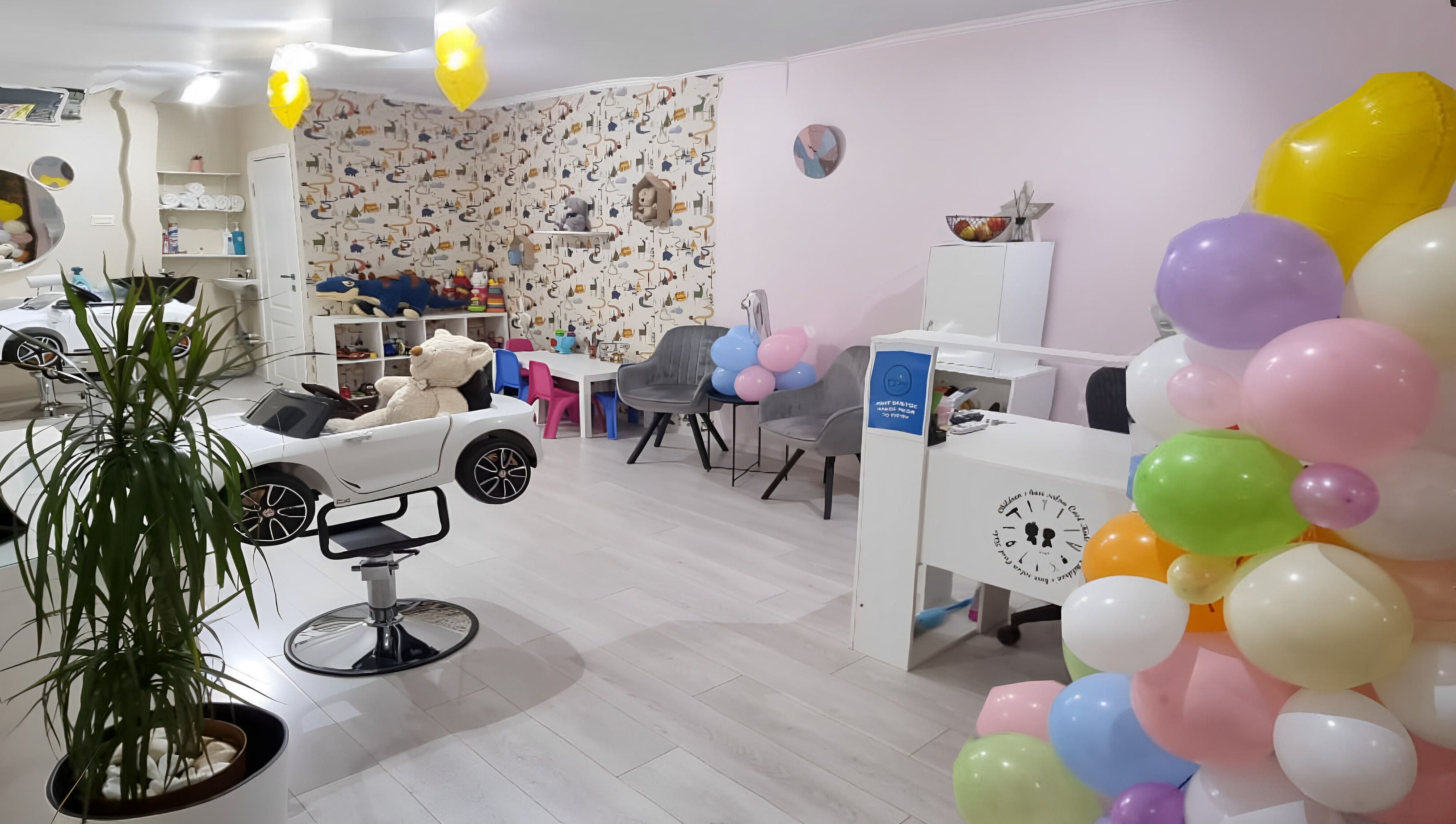 Salon decorat pentru copii la Cool Kids, București, București, RO, cu baloane și mașinuțe jucărie.