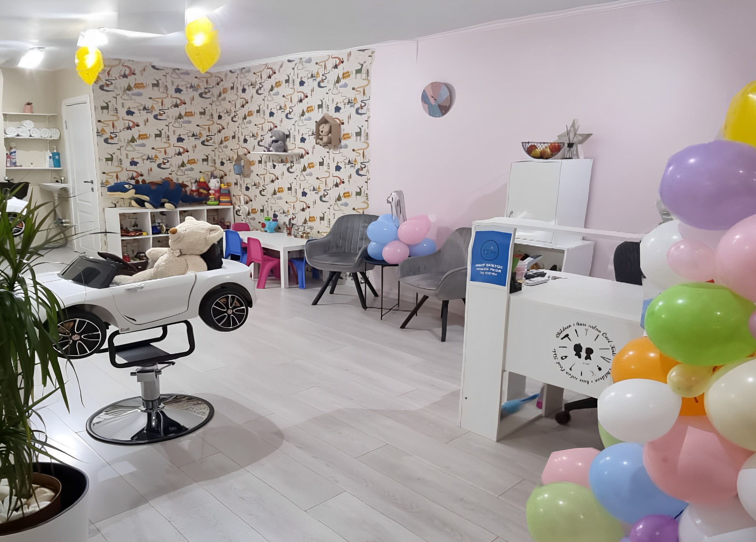Salon decorat pentru copii la Cool Kids, București, București, RO, cu baloane și mașinuțe jucărie.