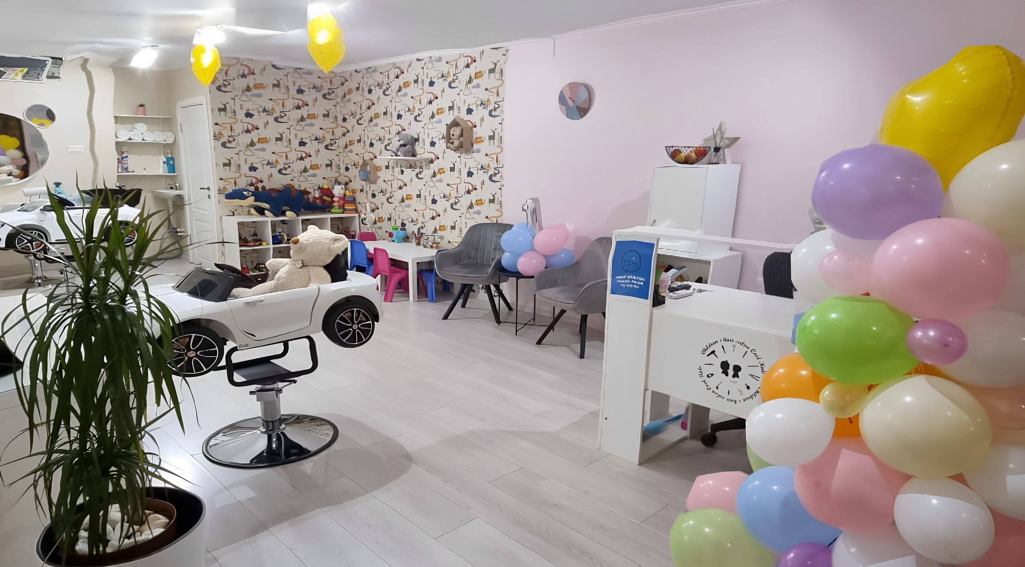 Salon decorat pentru copii la Cool Kids, București, București, RO, cu baloane și mașinuțe jucărie.