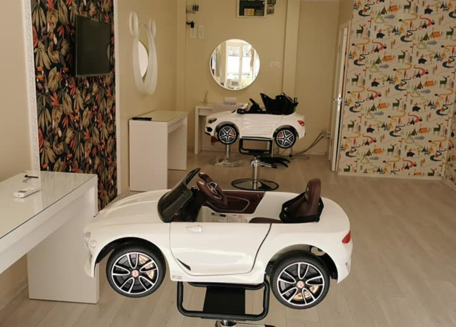 Salon Cool Kids din București, București, RO, cu scaune mașinuțe pentru tunsori copil.