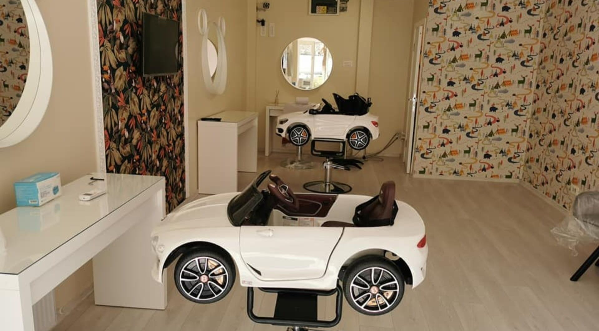 Salon Cool Kids din București, București, RO, cu scaune mașinuțe pentru tunsori copil.