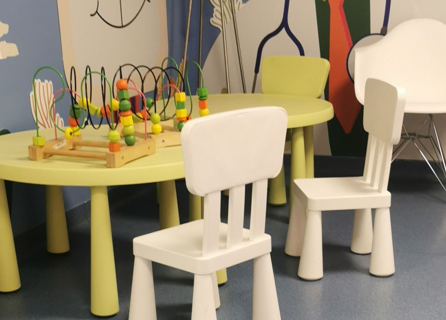 Zona de joacă pentru copii la Cool Kids, București, București, RO, cu mese și scaune colorate.