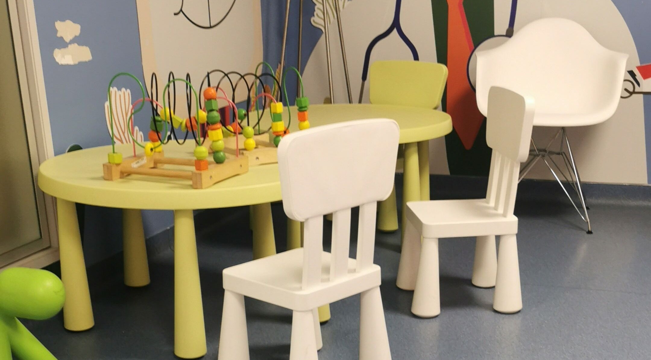 Zona de joacă pentru copii la Cool Kids, București, București, RO, cu mese și scaune colorate.