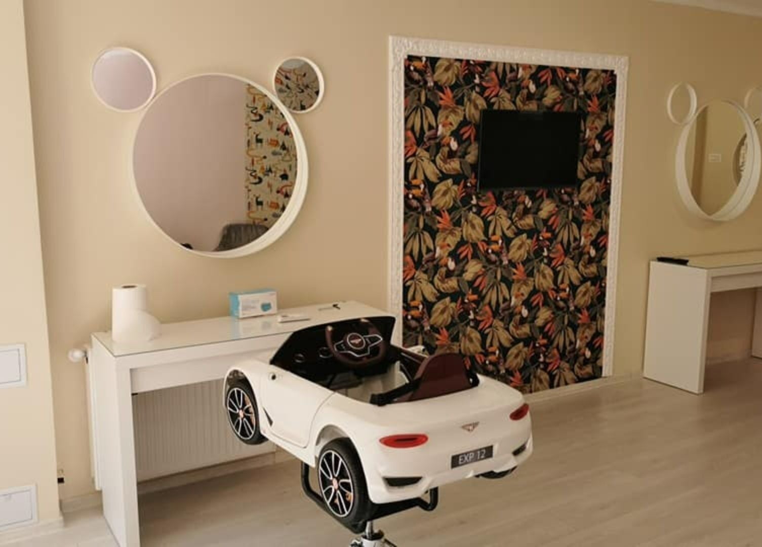 Salon pentru copii la Cool Kids, București, București, RO, decorat cu mașinuțe și oglinzi unice.