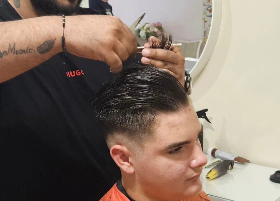 Frizerie Cool Kids București oferă un tunsoare clasică pentru bărbați, București, București, RO.