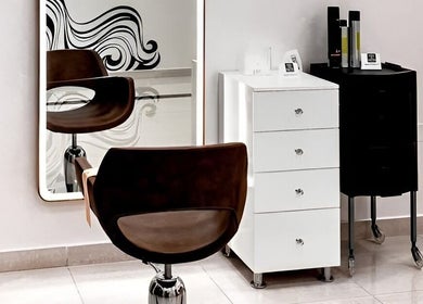 Modern styling chair and mirror at Beauty Room Salon in Dibba, AE for exceptional beauty experiences.