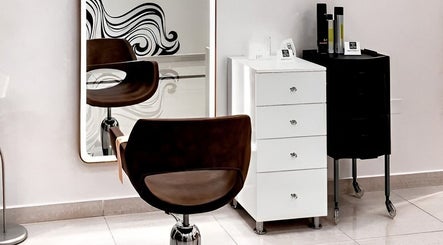 Modern styling chair and mirror at Beauty Room Salon in Dibba, AE for exceptional beauty experiences.