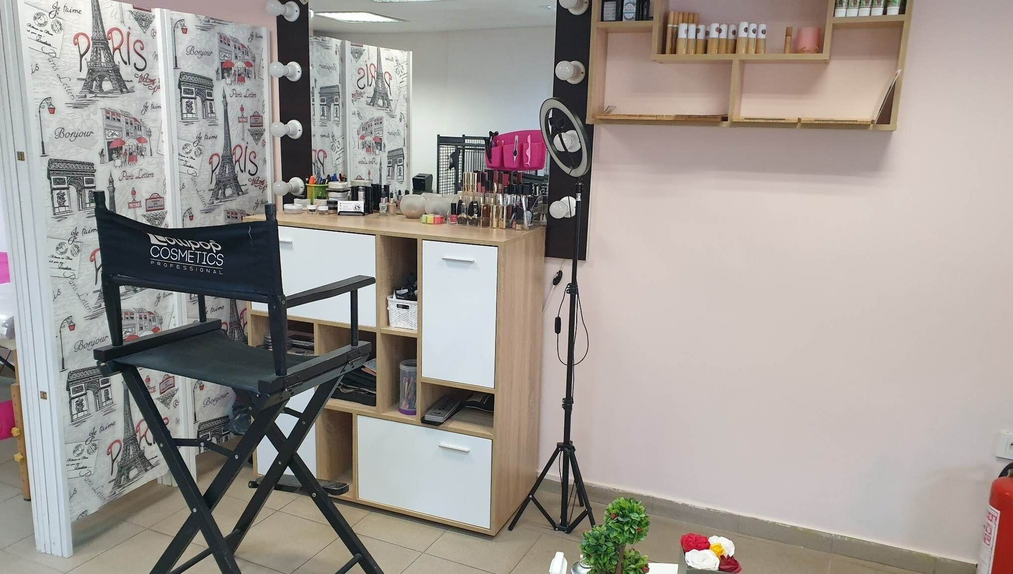 Интериор на Работилничка за Красота, Варна, Варна, BG - стилен грим стол и етажерка.