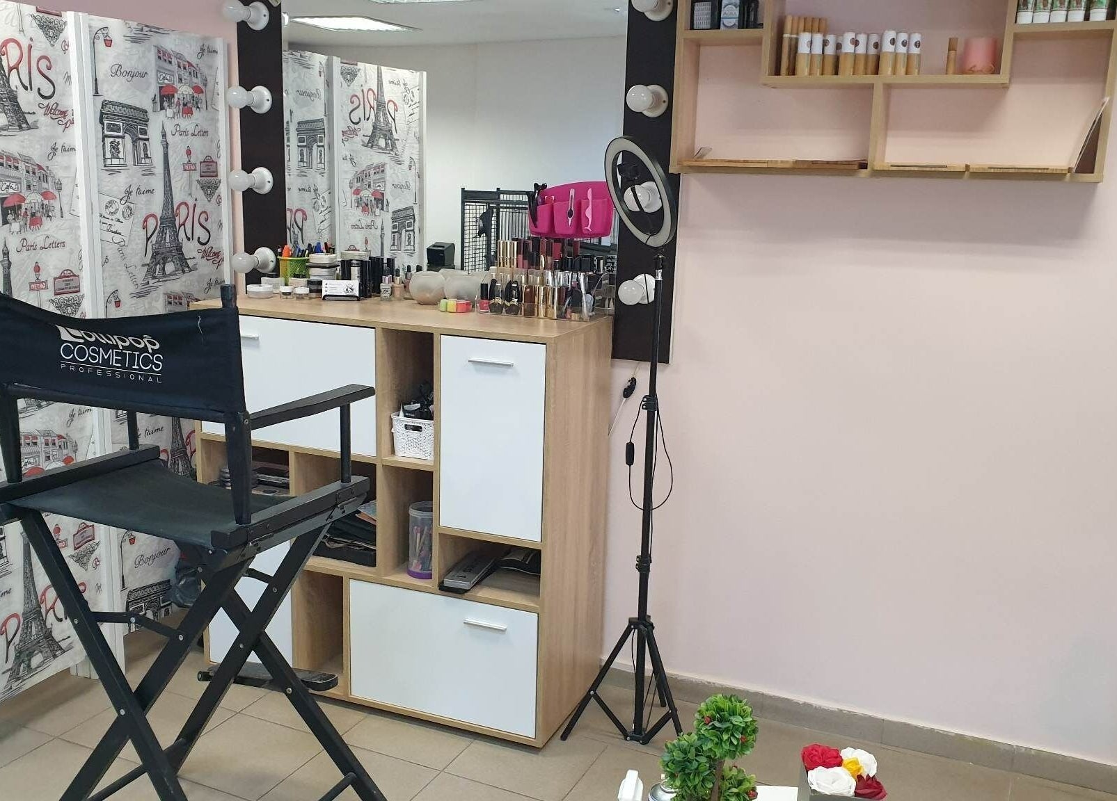 Интериор на Работилничка за Красота, Варна, Варна, BG - стилен грим стол и етажерка.