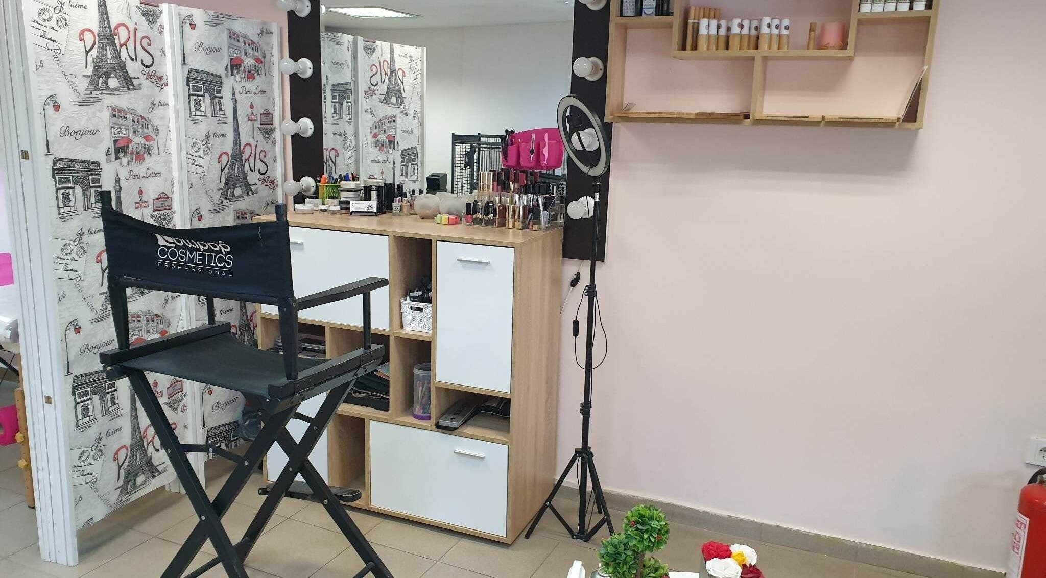 Интериор на Работилничка за Красота, Варна, Варна, BG - стилен грим стол и етажерка.