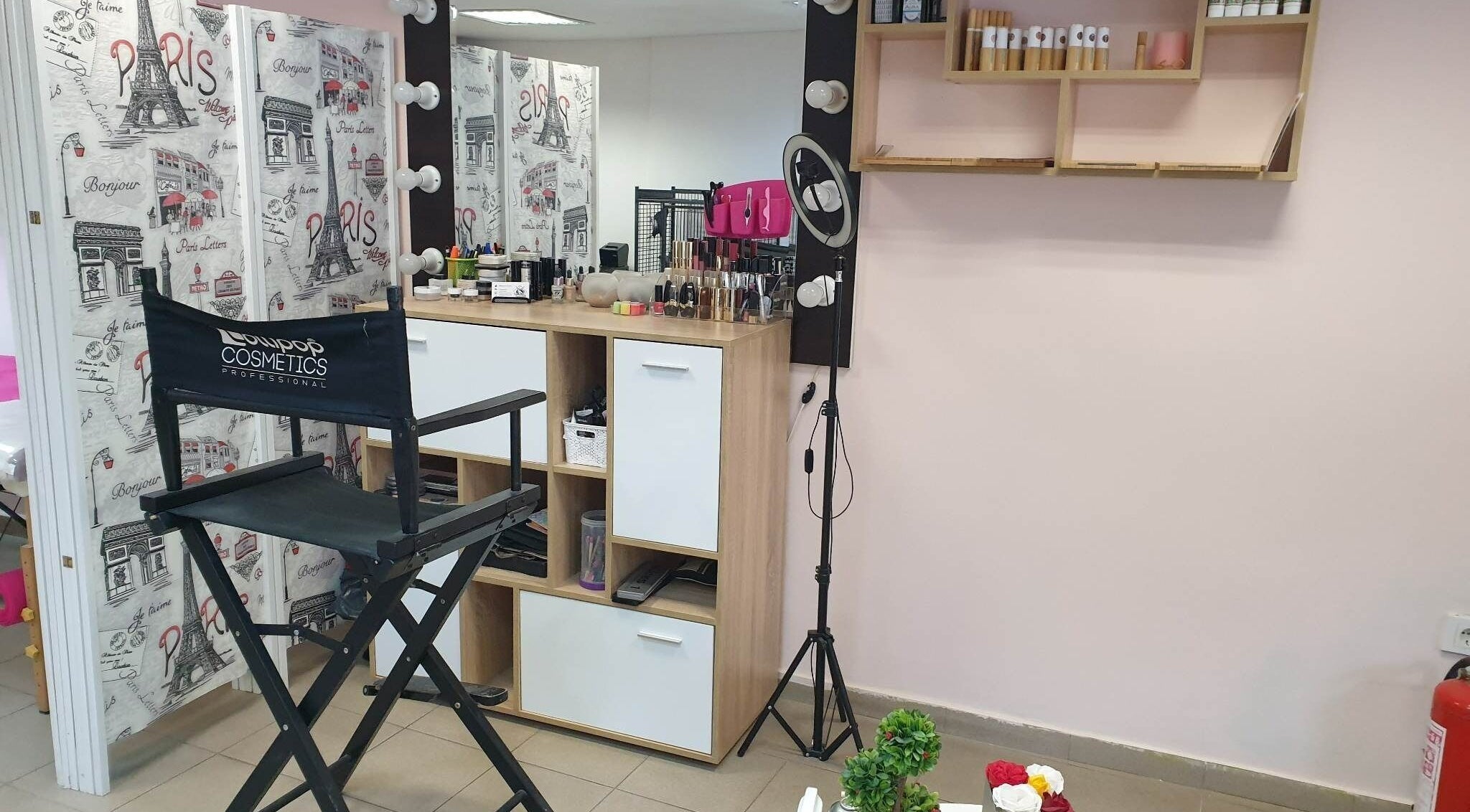 Интериор на Работилничка за Красота, Варна, Варна, BG - стилен грим стол и етажерка.