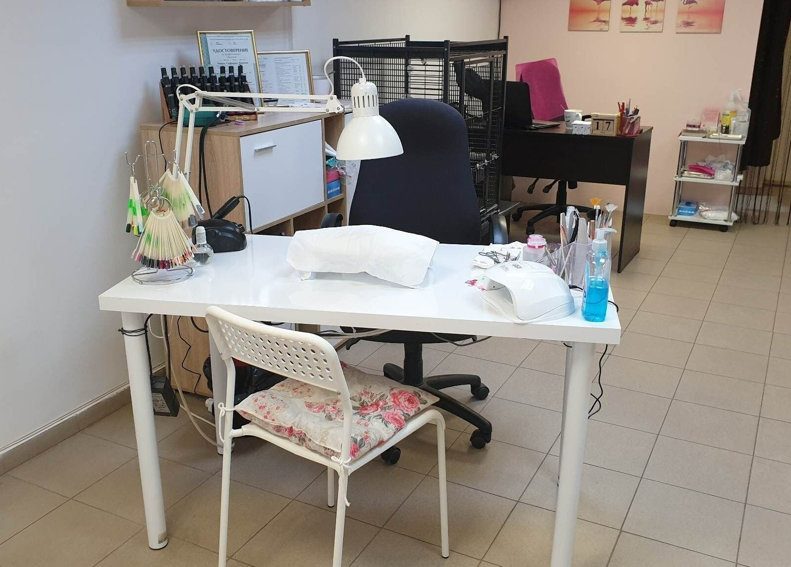 Работилничка за Красота в Варна, Варна, BG, показва подредено бюро за маникюр.