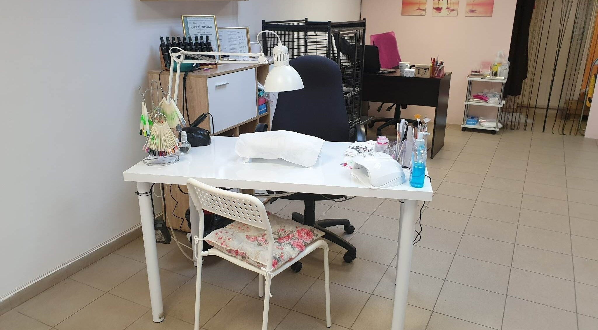 Работилничка за Красота в Варна, Варна, BG, показва подредено бюро за маникюр.