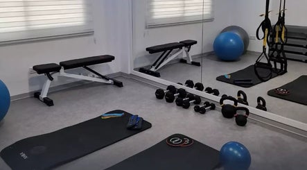 Γυμναστήριο στη Vesento Physiotherapy Nicosia Gesy, Νικόσια, Νικόσια, CY με μπάλες και βάρη.