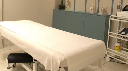 Χώρος θεραπείας στο Vesento Physiotherapy Nicosia Gesy, Νικόσια, Νικόσια, CY με κρεβάτι και εξοπλισμό.