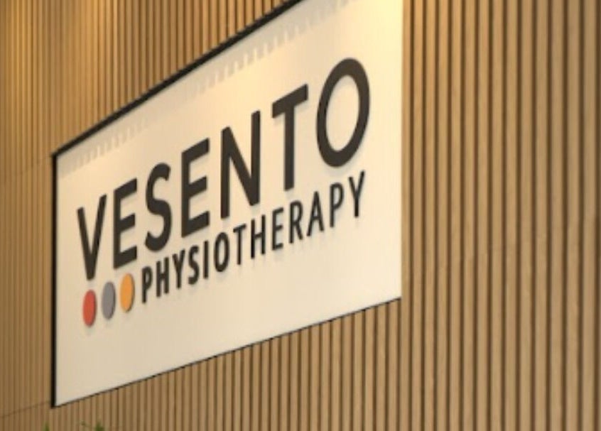 Πινακίδα Vesento Physiotherapy Nicosia Gesy στο κέντρο Νικοσία, Νικοσία, CY.