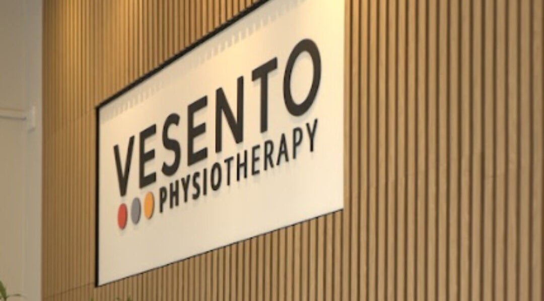 Πινακίδα Vesento Physiotherapy Nicosia Gesy στο κέντρο Νικοσία, Νικοσία, CY.