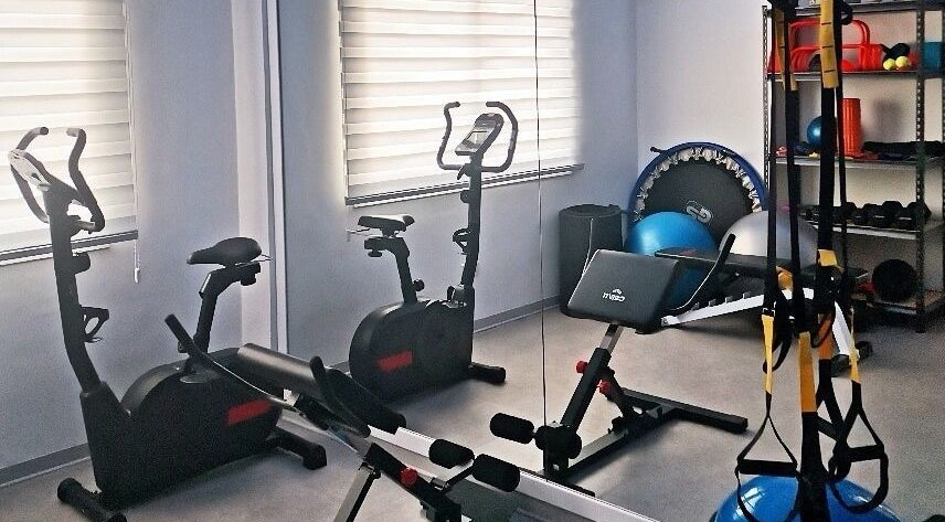 Modern fitness area at Vesento Physiotherapy Limassol Gesy, Mesa Geitonia, Limassol, CY featuring gym equipment.