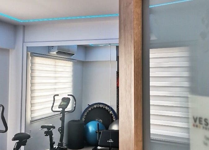 Modern exercise room at Vesento Physiotherapy Limassol Gesy, Mesa Geitonia, with equipment and natural light.