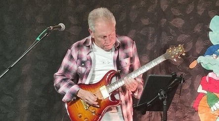 Instructor playing electric guitar at Timbarra Guitar Classes, Melbourne, Victoria, AU.