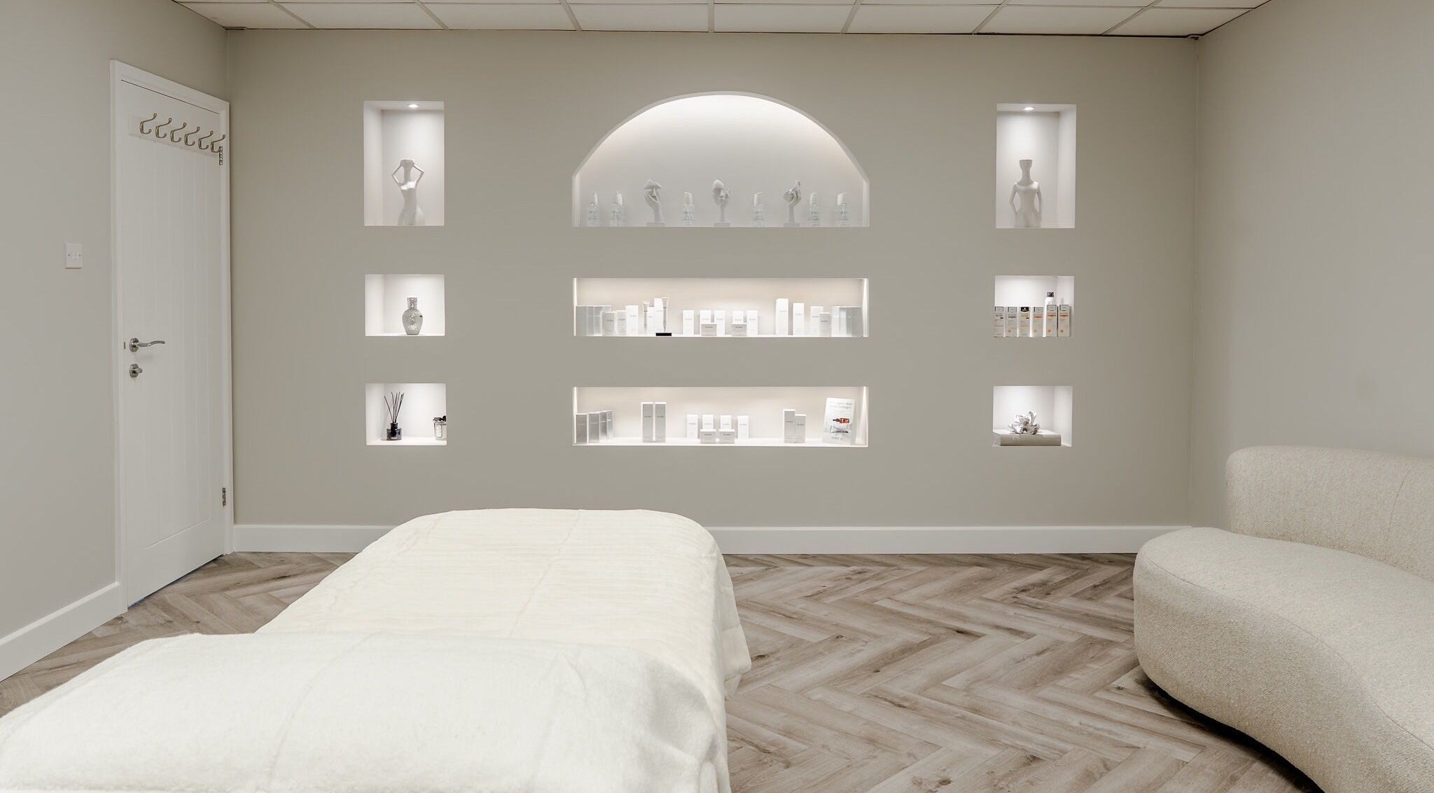 Serene treatment room at HA Laser and Skin Studio Southampton SO30 2AU, Hedge End, England, GB with modern decor.