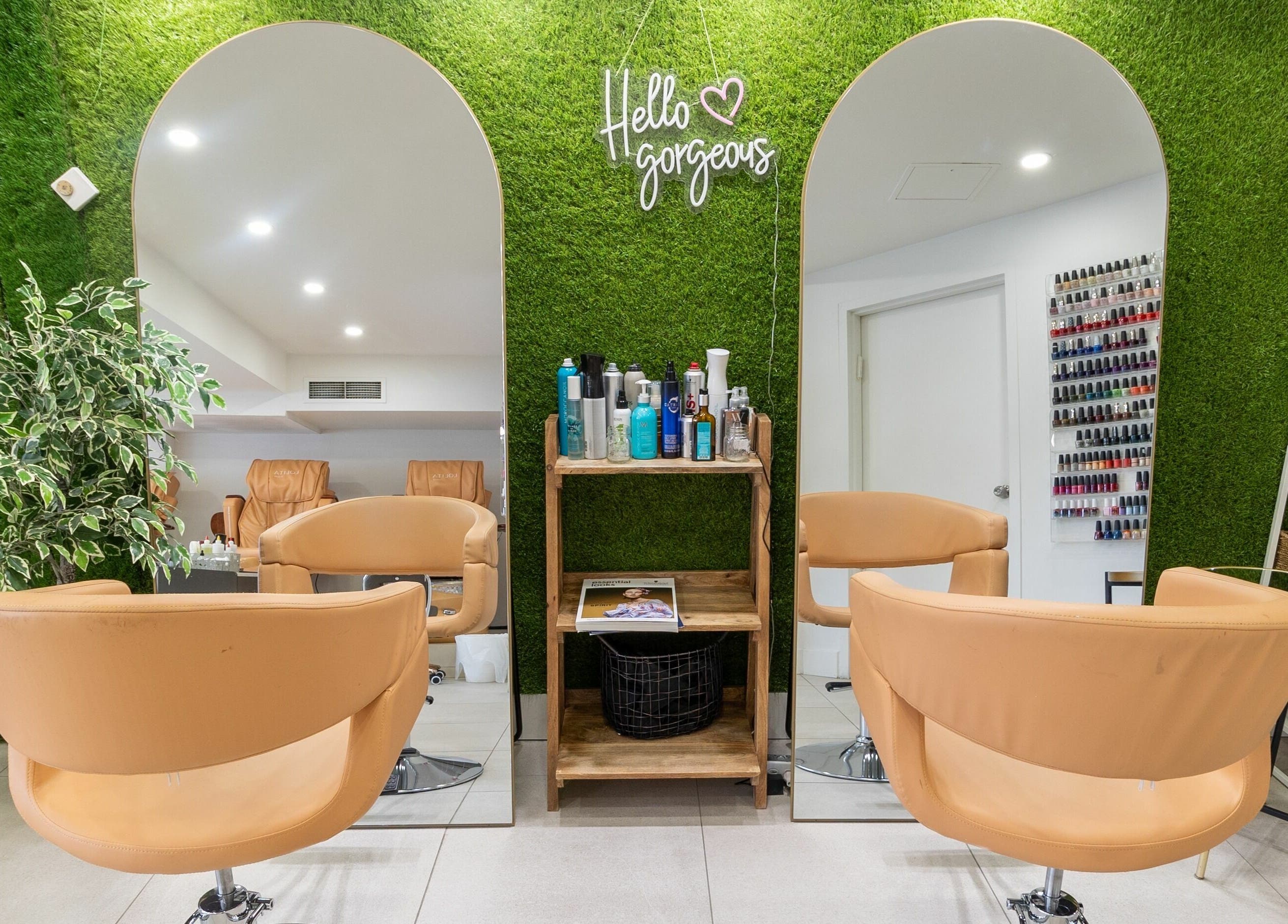 Modern salon setup at Lolita Beaute in Montréal, Québec, CA with chic mirrors, lush greenery, and cozy chairs.
